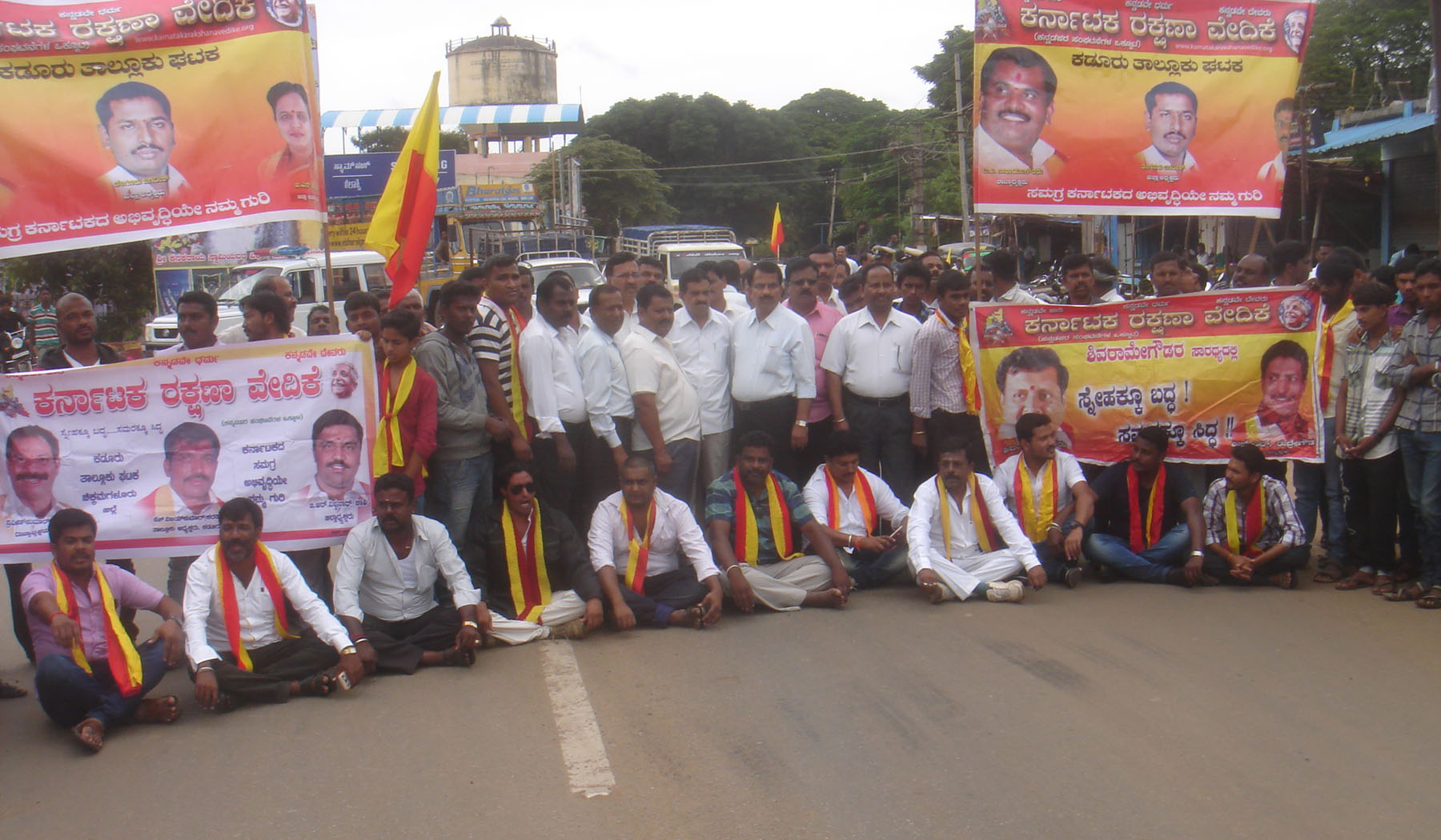 ಕಡೂರು: ರಸ್ತೆ ತಡೆ ನಡೆಸಿ ಆಕೊ್ರೀಶ ವ್ಯಕ್ತಪಡಿಸಿದ ಕನ್ನಡಪರ ಸಂಘಟನೆಗಳು